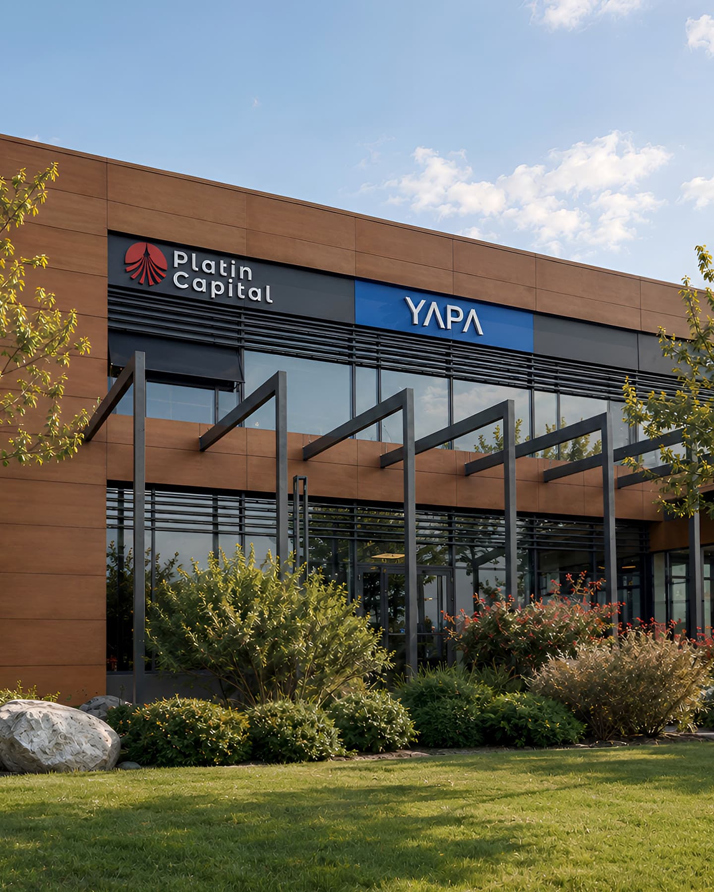 Platin Capital ve YAPA tabelalarını taşıyan grup merkezinin ahşap kaplamalı cephesi.